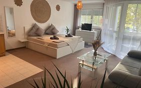 Kingsize Bett BOHO Apartment mit Tiefgarage nähe Salzburg